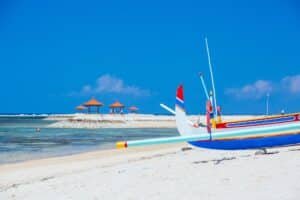 Sanur Beach Scene In Indonesia Espacios Hábitat Bienes Raíces Inmobiliaria En Hermosillo Especializada En Bienes Raíces