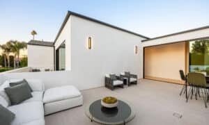 Modern Rooftop Patio With White Sofas And Palm Tre 4Kt5Ezx Espacios Hábitat Bienes Raíces Inmobiliaria En Hermosillo Especializada En Bienes Raíces