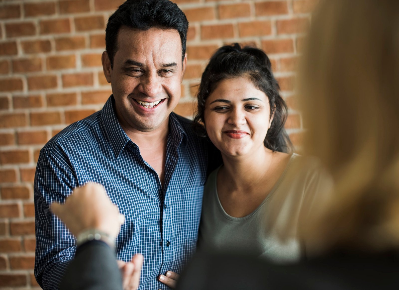 Cheerful Couple With Keys To Their New Home 2025 02 10 01 38 30 Utc Scaled 1 Espacios Hábitat Bienes Raíces Inmobiliaria En Hermosillo Especializada En Bienes Raíces