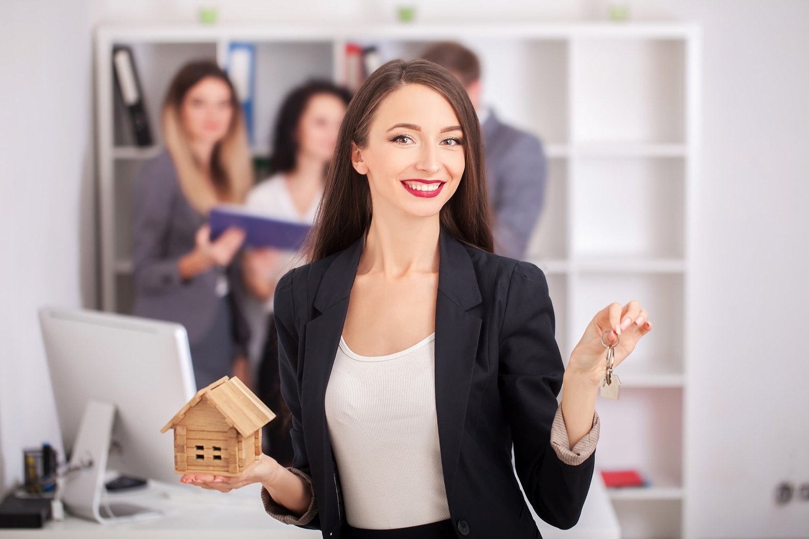 Real Estate Agent Portrait With Family Getting New 2025 02 12 12 16 54 Utc Scaled 1 Espacios Hábitat Bienes Raíces Inmobiliaria En Hermosillo Especializada En Bienes Raíces