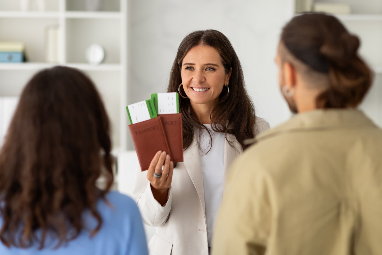 Young Couple Meeting With A Travel Agent Or Visa M 2025 04 02 14 38 39 Utc Scaled 1 Espacios Hábitat Bienes Raíces Inmobiliaria En Hermosillo Especializada En Bienes Raíces